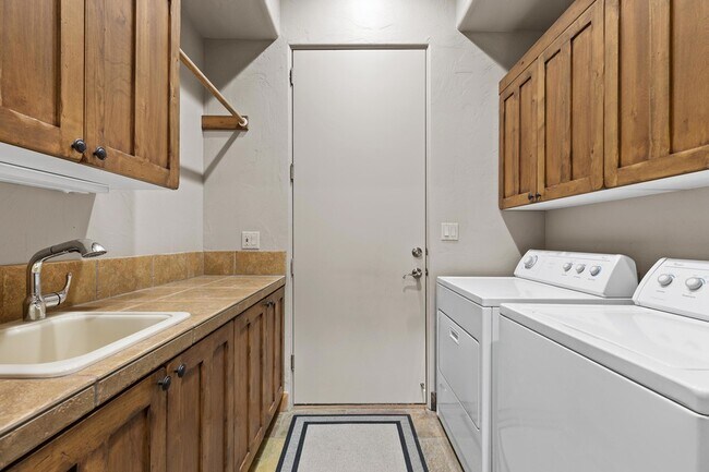 Building Photo - 2410 W Entrada Trail