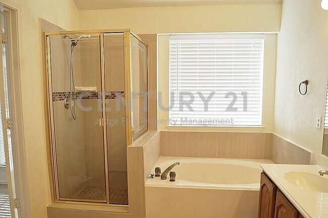 Building Photo - Well-Maintained 4/2/2 with 2 Living and 2 ...