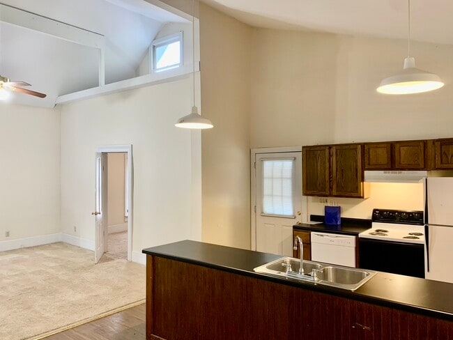 Building Photo - 160 Lyndon Ave