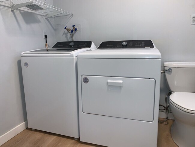 Building Photo - Spacious 3 Bed 2.5 bath Kent Split-Level home