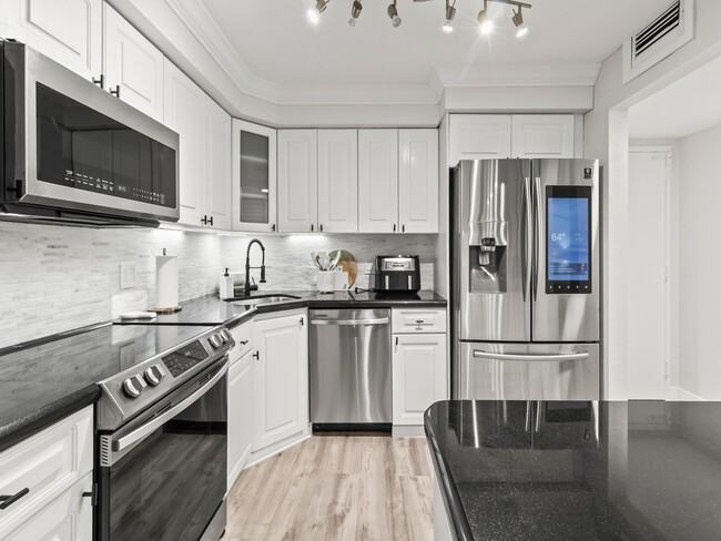 Building Photo - 9001 Jacaranda Ln