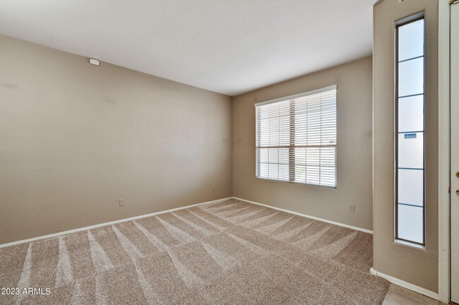 Building Photo - 1453 E Saragosa St