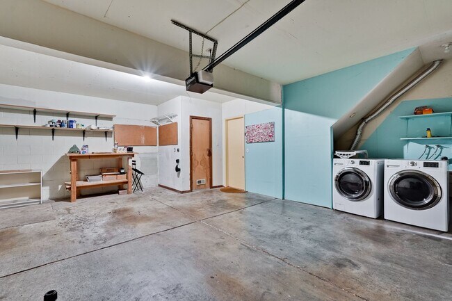 Building Photo - Welcome Home!!! - Modern and Spacious Gem! Townhouse with 2 Primary Bedrooms, Nice balcony, In re...