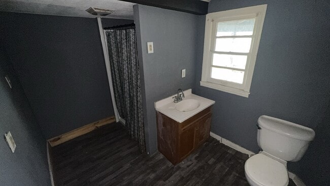 Building Photo - 913 Maple St