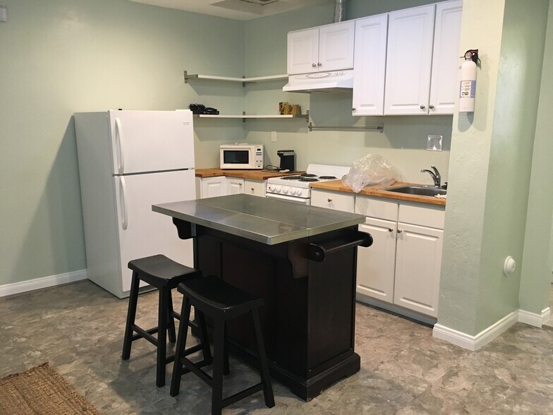 Building Photo - 632 Maria Ave