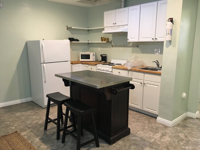 Building Photo - 632 Maria Ave