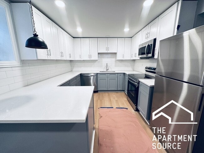 Building Photo - 905 W Agatite Ave