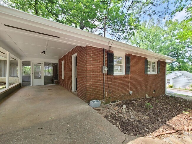 Building Photo - Cutest Bungalow in the Heart of Hapeville 3 bed/2 bath