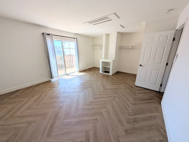 Building Photo - AWESOME 2 BED/1.5 BATH WITH LARGE YARD+WRA...