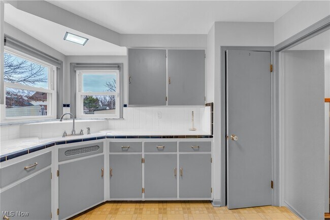 Building Photo - 25731 Farringdon Ave