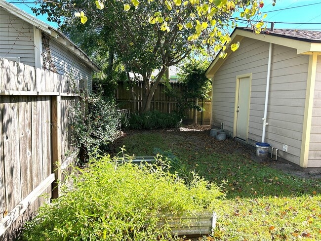 Building Photo - 4915 Houston Dr