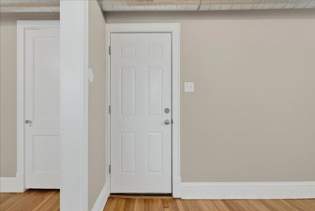 Building Photo - Meryl Wears Prada