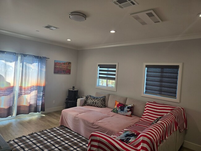 Building Photo - Fully Furnished 2 Bed, 2 Bath Townhome – 5...
