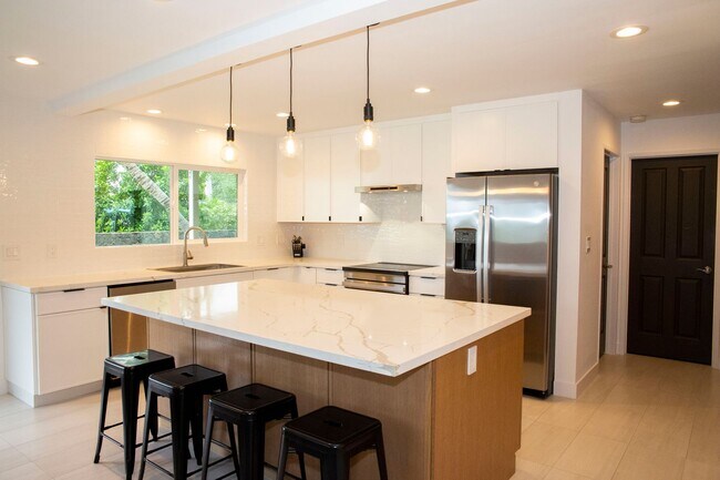 Building Photo - Beautifully Appointed Fully Furnished 4 bedroom/3 bathroom Kuau BayView House w/ Ocean views