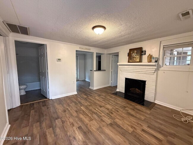 Building Photo - 235 N Pecan St