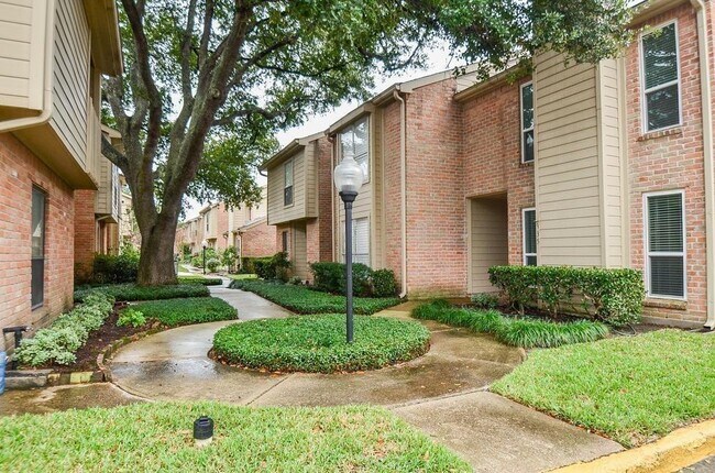 Building Photo - 938 Memorial Village Dr