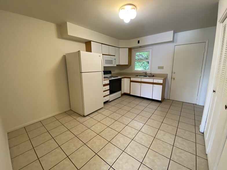 Building Photo - 211 S Pfeffer Rd