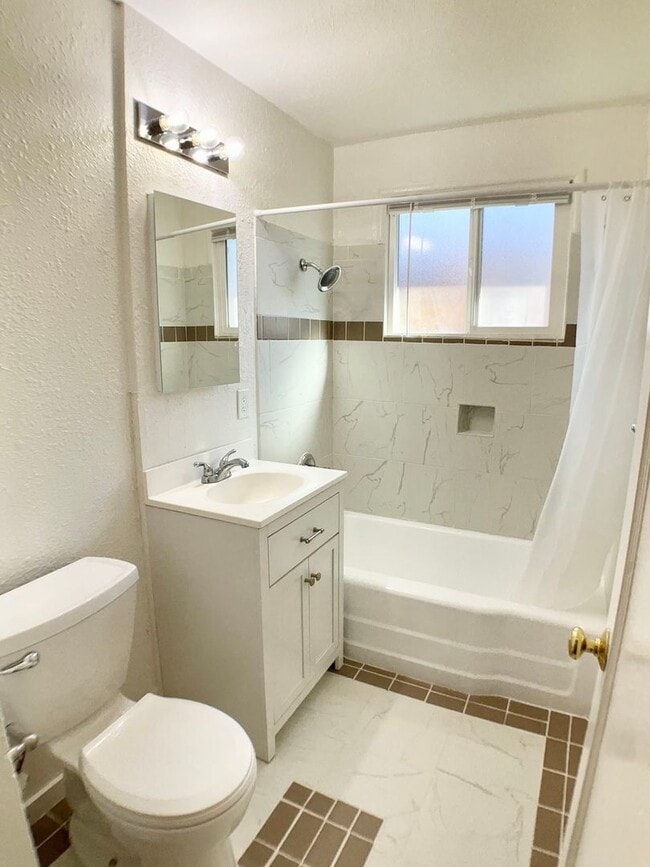 Building Photo - RENOVATED Top Floor. DISHWASHER! ON-SITE LAUNDRY! HARDWOOD!