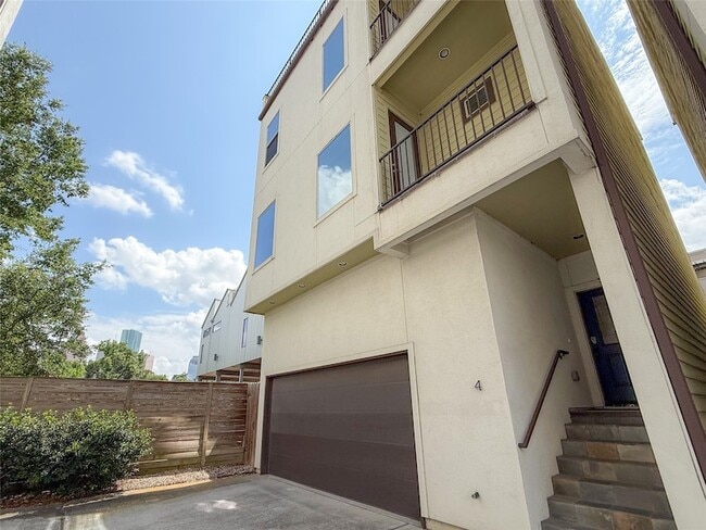 Primary Photo - 1005 Bingham St