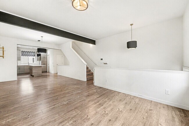 Building Photo - Modern-3 bedroom -3.5 bathroom Townhome in Santa Fe Art District