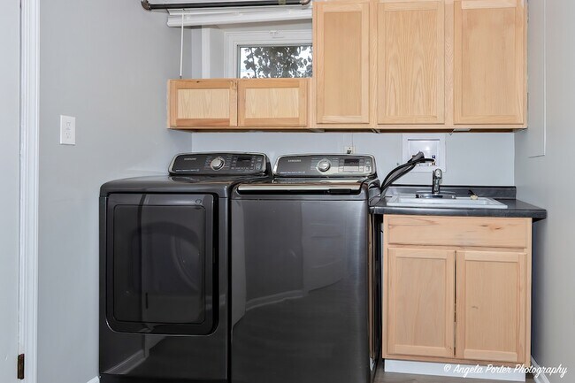 Building Photo - 40 Pine Tree Row