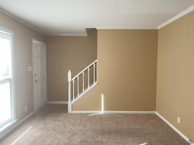 Building Photo - 137 N Springs Ct