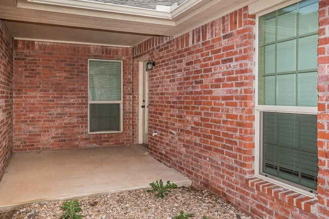 Building Photo - Three bedroom townhome in Tradewinds