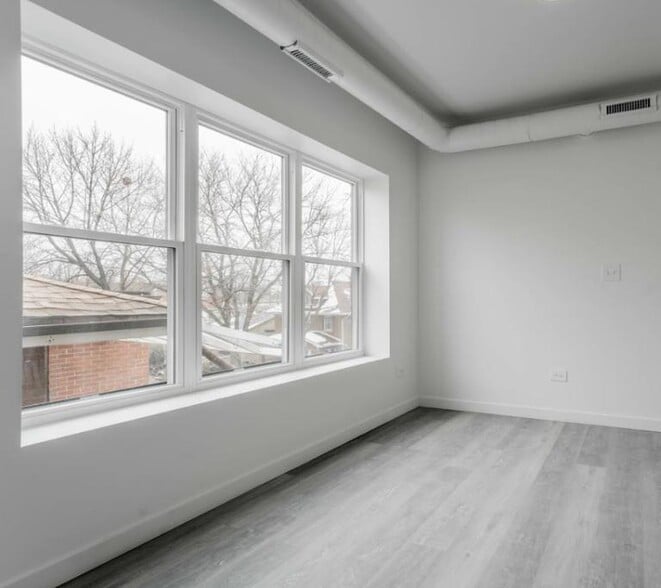 Building Photo - 1704 W Glenlake Ave