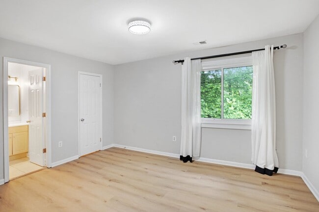 Building Photo - Renovated 4BR/3.5BA Townhome in Stafford –...