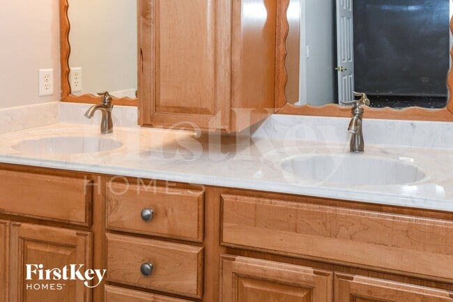 Building Photo - 848 MacKenzie Cir