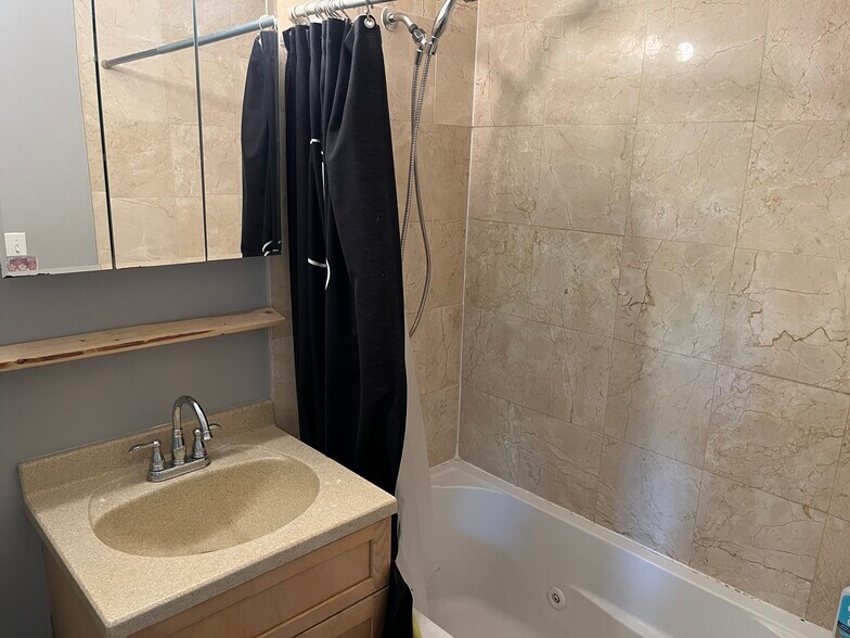 Primary bath - 6504 N Washtenaw Ave