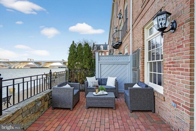 Building Photo - 700 Kahn Pl