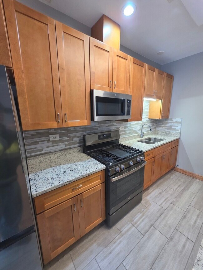 Building Photo - 3114 N Lincoln Ave