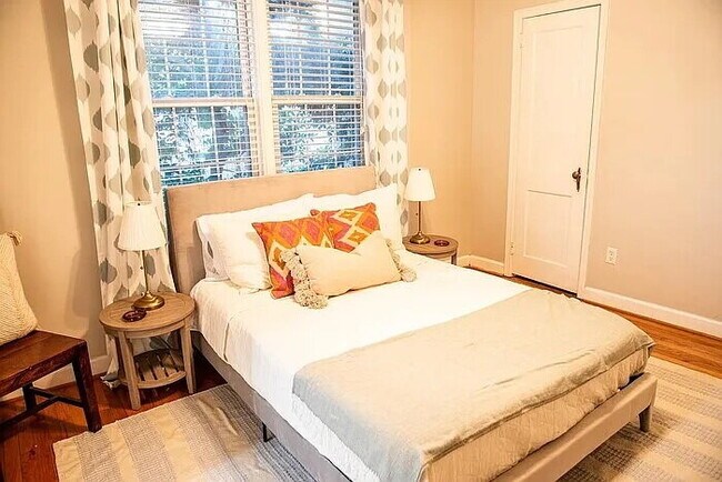 Building Photo - Fully Furnished 4BR Bungalow in Prime Forest Dr Location