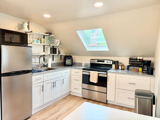 Building Photo - All Inclusive West End Condo-Fully Furnished with Parking!