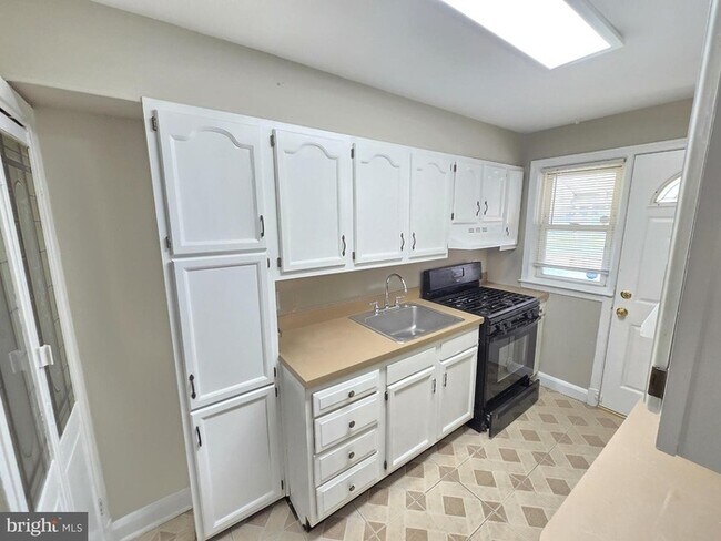 Building Photo - 3 Bedroom Home