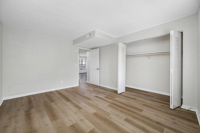 Building Photo - Newly Renovated 2 Bed-1 Bath Apartment wit...