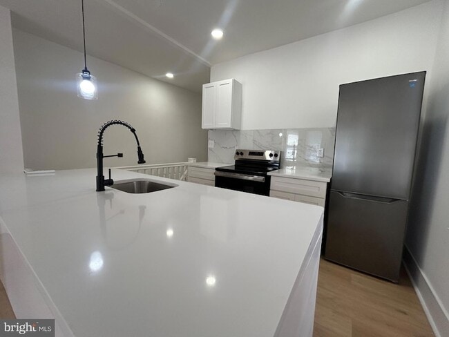 Building Photo - 114 S 58th St
