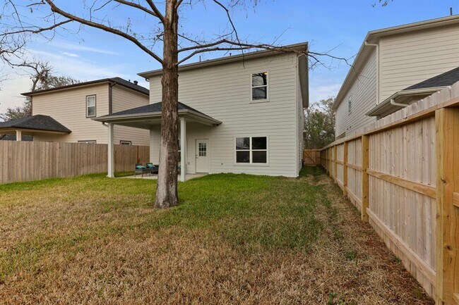 Building Photo - 2209 Silverbonnet St