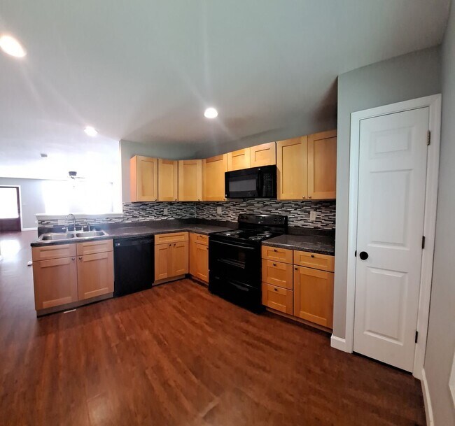 Building Photo - 2 BD/ 2 BA