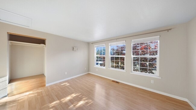 Building Photo - 3 Bed 2 Bath - Large Yard - Group - Dog Fr...