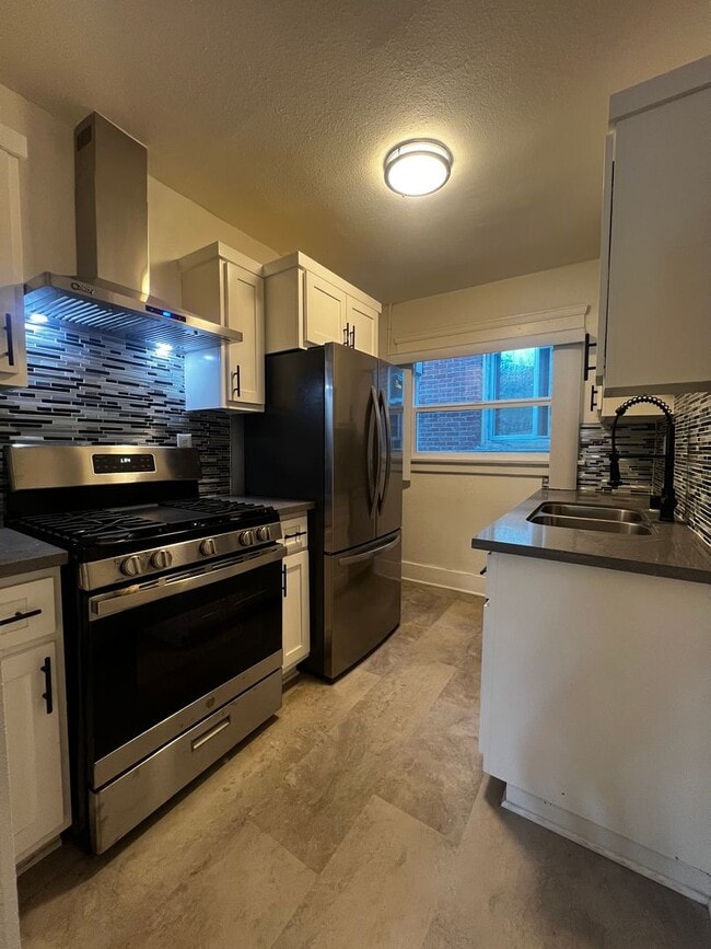 Primary Photo - MOVE IN SPECIAL - Modern DTLB living with ...