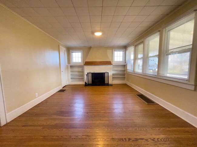 Building Photo - PRELEASING for AUGUST! Close to Campus