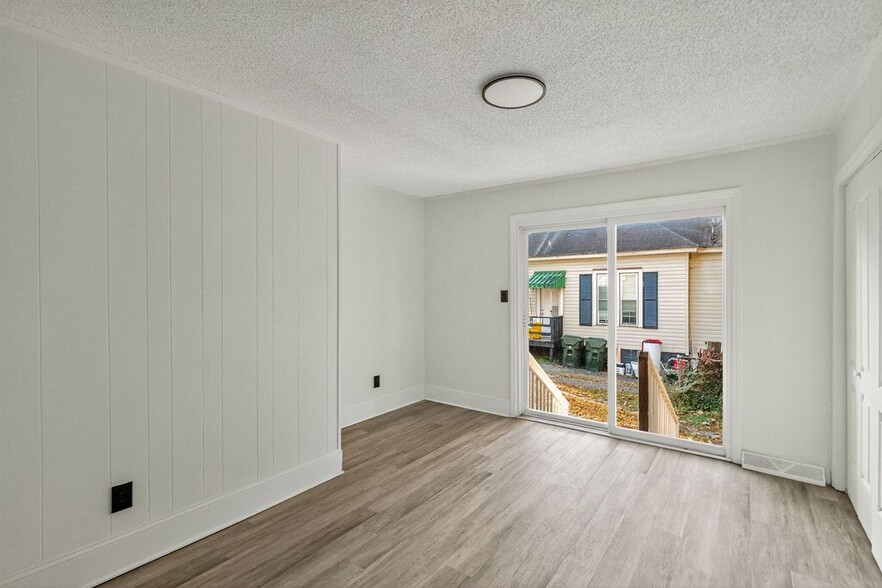 Building Photo - 323 S Columbia St