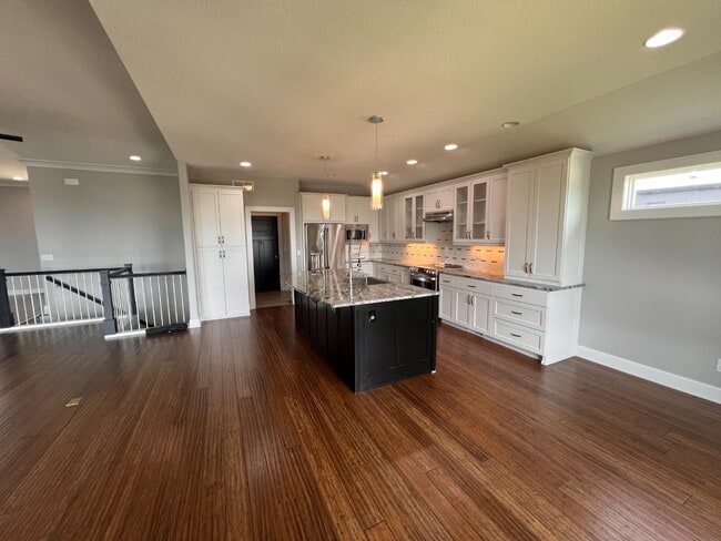 Building Photo - 627 N Daylily Dr