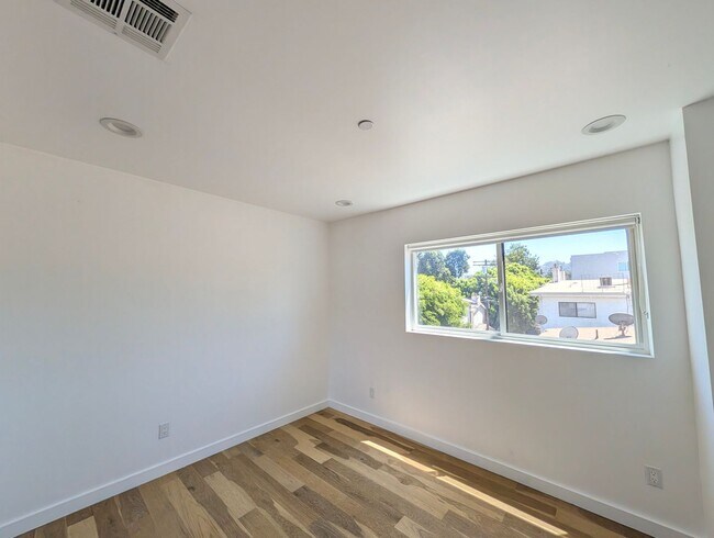 Building Photo - 4260 Laurel Canyon Blvd