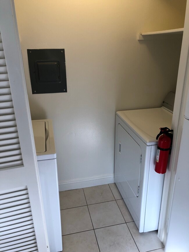 Building Photo - 818 Juno Ln