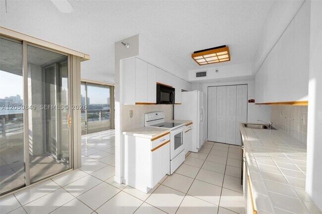 Building Photo - 3530 Mystic Pointe Dr