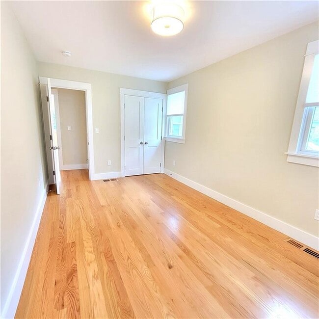 Building Photo - 33 Sakonnet Dr