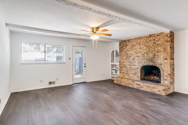 Building Photo - 15825 El Estado Dr